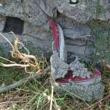 Sono tutte fatte di cemento grezzo, arricchito per� con installazioni di vere scarpe...